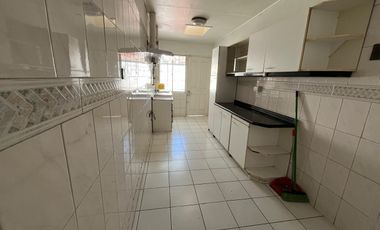 SE VENDE PROPIEDAD DE MATERIAL SOLIDO EN AVENIDA PRINCIPAL