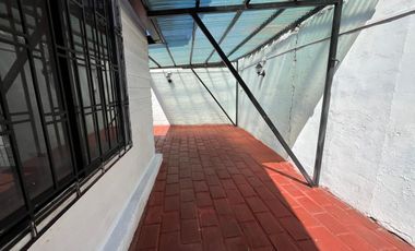 SE VENDE PROPIEDAD DE MATERIAL SOLIDO EN AVENIDA PRINCIPAL