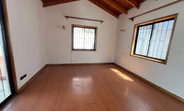 SE VENDE PROPIEDAD DE MATERIAL SOLIDO EN AVENIDA PRINCIPAL