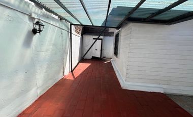 SE VENDE PROPIEDAD DE MATERIAL SOLIDO EN AVENIDA PRINCIPAL