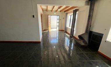 SE VENDE PROPIEDAD DE MATERIAL SOLIDO EN AVENIDA PRINCIPAL