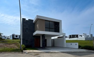 CASA CON HAB EN PB EN VENTA EN LOMAS DEL DORADO