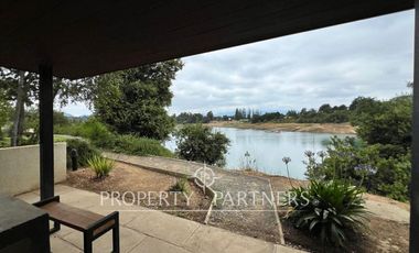 Lindo departamento en exclusivo condominio frente al lago