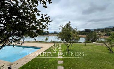 Lindo departamento en exclusivo condominio frente al lago