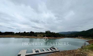 Lindo departamento en exclusivo condominio frente al lago