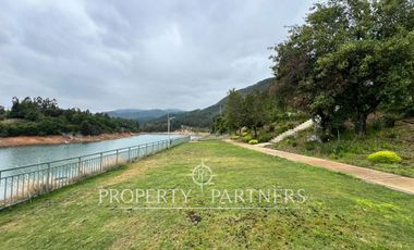 Lindo departamento en exclusivo condominio frente al lago