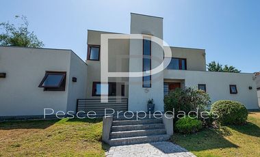 AMPLIA CASA MEDITERRANEA EN EXCLUSIVO CONDOMINIO PIEDRA ROJA