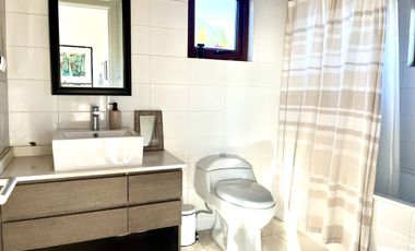 Hermosa casa con vista al lago Villarrica en condominio!