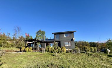 Hermosa casa con vista al lago Villarrica en condominio!