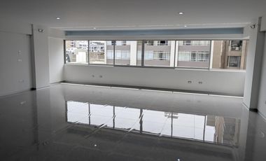 Oficina en plena Av. Larco cdra 7, a metros de Benavides