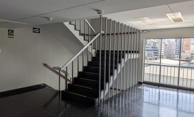 Oficina en plena Av. Larco cdra 7, a metros de Benavides