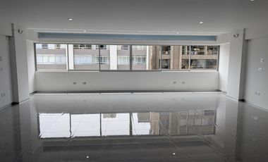 Oficina en plena Av. Larco cdra 7, a metros de Benavides