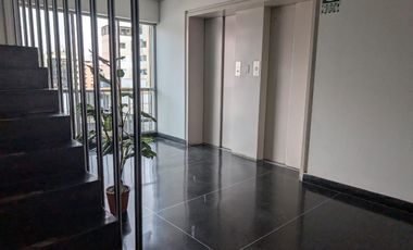 Oficina en plena Av. Larco cdra 7, a metros de Benavides