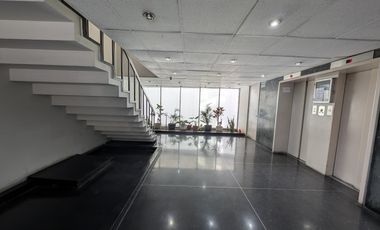 Oficina en plena Av. Larco cdra 7, a metros de Benavides