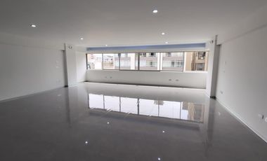 Oficina en plena Av. Larco cdra 7, a metros de Benavides