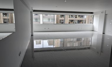 Oficina en plena Av. Larco cdra 7, a metros de Benavides