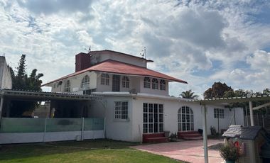 Casa en venta con jardín grande