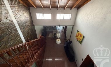 Venta Casa-IMPERDIBLE CHALET DE CATEGORÍA-5 ambientes-3 baños-Excelente ubicación-Lanús Este