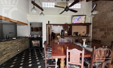 Venta Casa-IMPERDIBLE CHALET DE CATEGORÍA-5 ambientes-3 baños-Excelente ubicación-Lanús Este