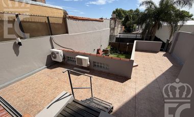 Venta Casa-IMPERDIBLE CHALET DE CATEGORÍA-5 ambientes-3 baños-Excelente ubicación-Lanús Este