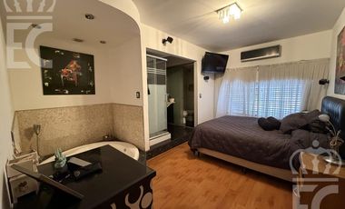 Venta Casa-IMPERDIBLE CHALET DE CATEGORÍA-5 ambientes-3 baños-Excelente ubicación-Lanús Este