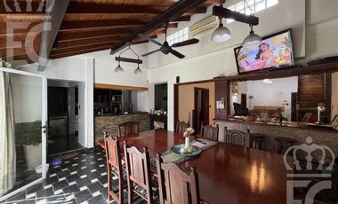 Venta Casa-IMPERDIBLE CHALET DE CATEGORÍA-5 ambientes-3 baños-Excelente ubicación-Lanús Este