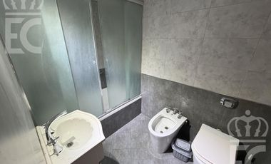 Venta Casa-IMPERDIBLE CHALET DE CATEGORÍA-5 ambientes-3 baños-Excelente ubicación-Lanús Este