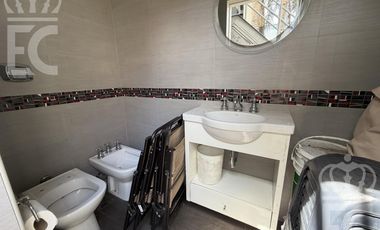 Venta Casa-IMPERDIBLE CHALET DE CATEGORÍA-5 ambientes-3 baños-Excelente ubicación-Lanús Este