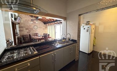 Venta Casa-IMPERDIBLE CHALET DE CATEGORÍA-5 ambientes-3 baños-Excelente ubicación-Lanús Este