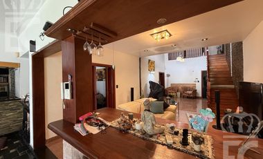 Venta Casa-IMPERDIBLE CHALET DE CATEGORÍA-5 ambientes-3 baños-Excelente ubicación-Lanús Este