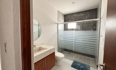 CASA CON HAB. EN PB Y ESTUDIO EN VENTA EN LOMAS DEL DORADO