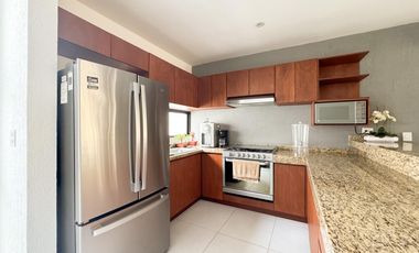 CASA CON HAB. EN PB Y ESTUDIO EN VENTA EN LOMAS DEL DORADO