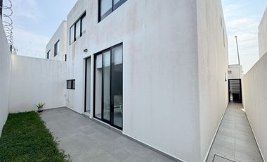 CASA CON HAB. EN PB Y ESTUDIO EN VENTA EN LOMAS DEL DORADO