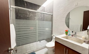 CASA CON HAB. EN PB Y ESTUDIO EN VENTA EN LOMAS DEL DORADO