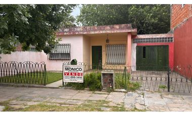 CASA AMERICANA SOBRE CALLE FRAGA - MERLO - ACEPTO AUTO Y/O CAMIONETA