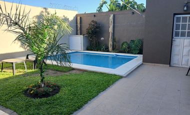 Casa modernizada, con pileta y excelente ubicación