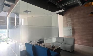 Oficina amueblada en renta de 651m2 en edificio zona Valle Oriente San Pedro