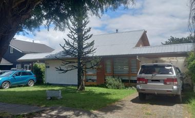 SE VENDE casa en Isla Teja, excelente barrio