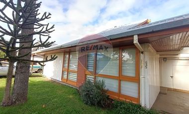 SE VENDE casa en Isla Teja, excelente barrio