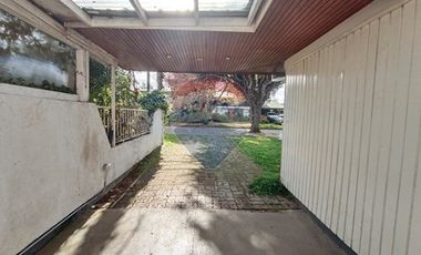SE VENDE casa en Isla Teja, excelente barrio