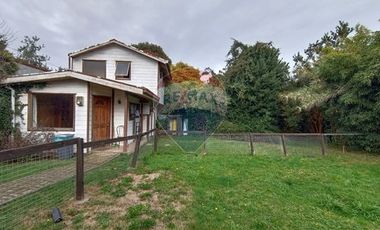 SE VENDE casa en Isla Teja, excelente barrio