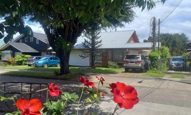 SE VENDE casa en Isla Teja, excelente barrio