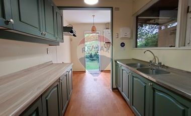 SE VENDE casa en Isla Teja, excelente barrio