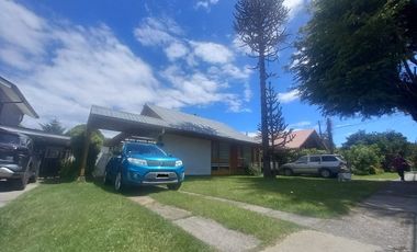 SE VENDE casa en Isla Teja, excelente barrio