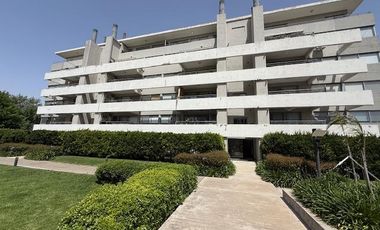 Departamento en Condominio Civis venta 2 amplios ambientes con cochera cubierta.