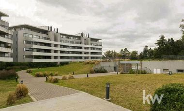 Departamento en Condominio Civis venta 2 amplios ambientes con cochera cubierta.