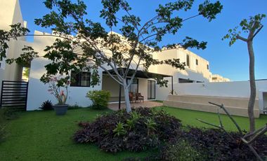 Casa en RENTA de 3 recámaras en privada en Conkal