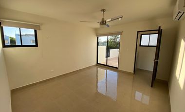 Casa en RENTA de 3 recámaras en privada en Conkal