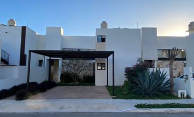 Casa en RENTA de 3 recámaras en privada en Conkal