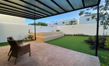 Casa en RENTA de 3 recámaras en privada en Conkal